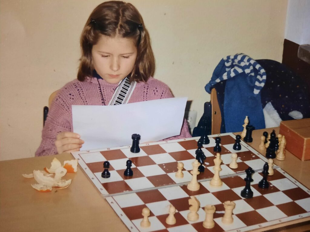 Melanie Lubbe als Kind beim Schach spielen