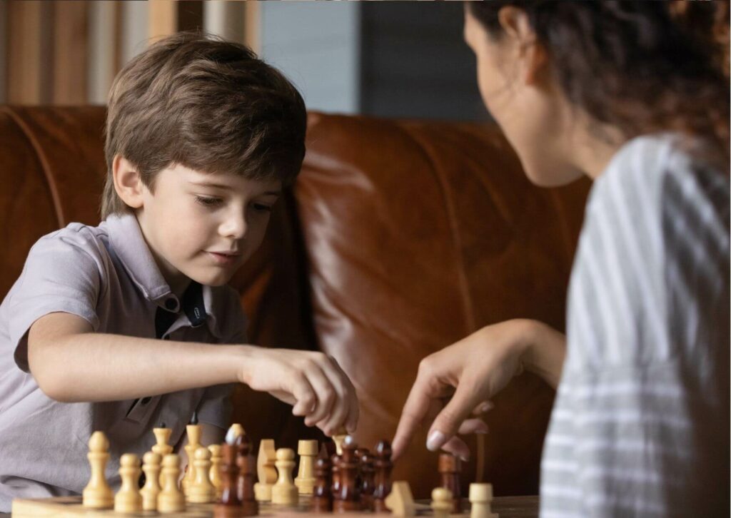 Ein Kind das Schach spielt