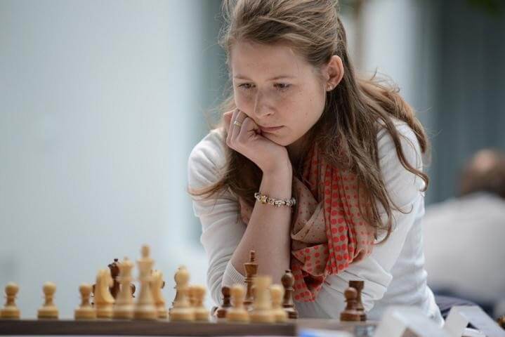 Melanie Lubbe am Schachbrett.