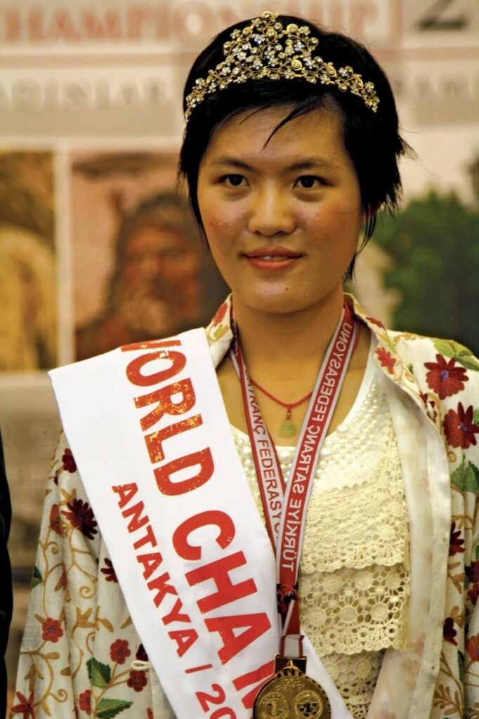 Hou Yifan bei der Siegerehrung der FIDE Frauenschachweltmeisterschaft 2010.