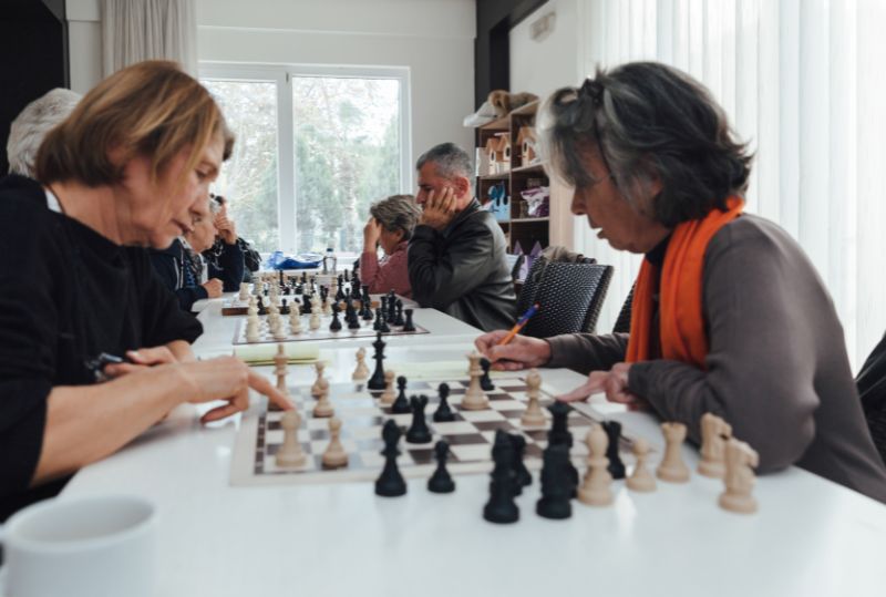 Zwei Frauen analysieren eine Schachpartie.